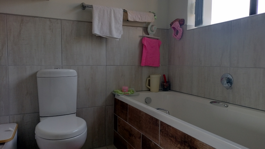 3 Bedroom Property for Sale in Fraaiuitsig Western Cape